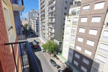 En venta. Impecable departamento de tres ambientes a la calle con balcón. Mar del Plata